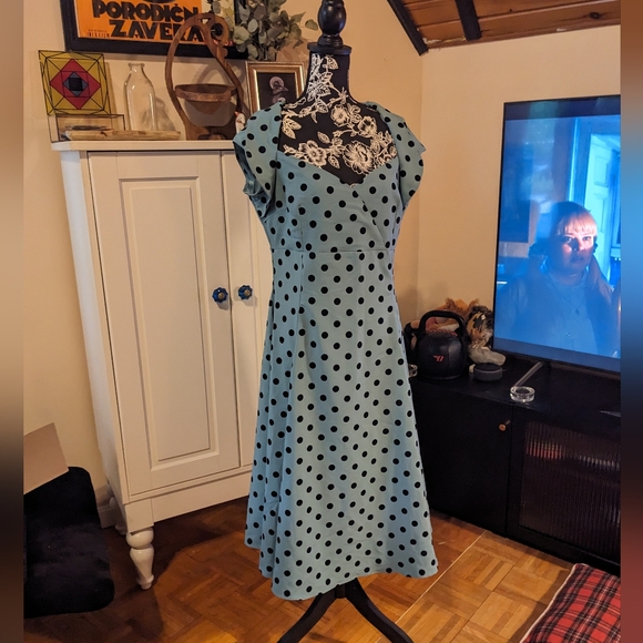 Collectif Polka Dot pinup dress - Picture 2 of 6